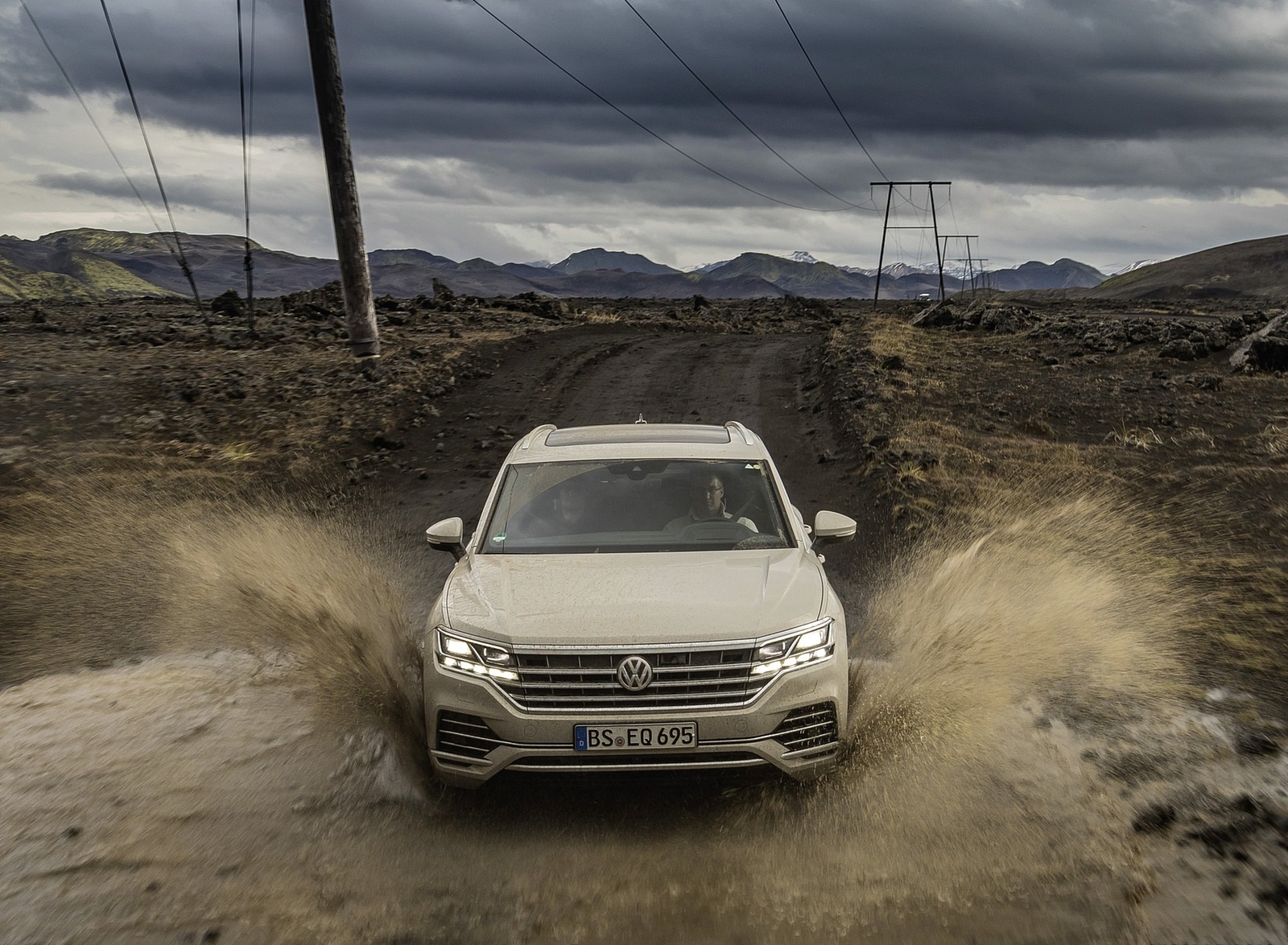 2019 Volkswagen Touareg ONE Million Off-Road Wallpapers (10)