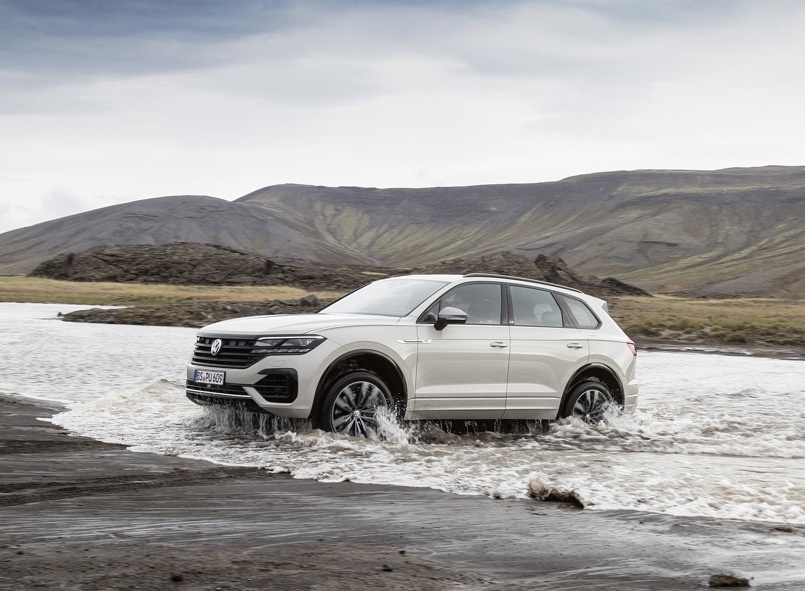Volkswagen Touareg 2019 в лесу