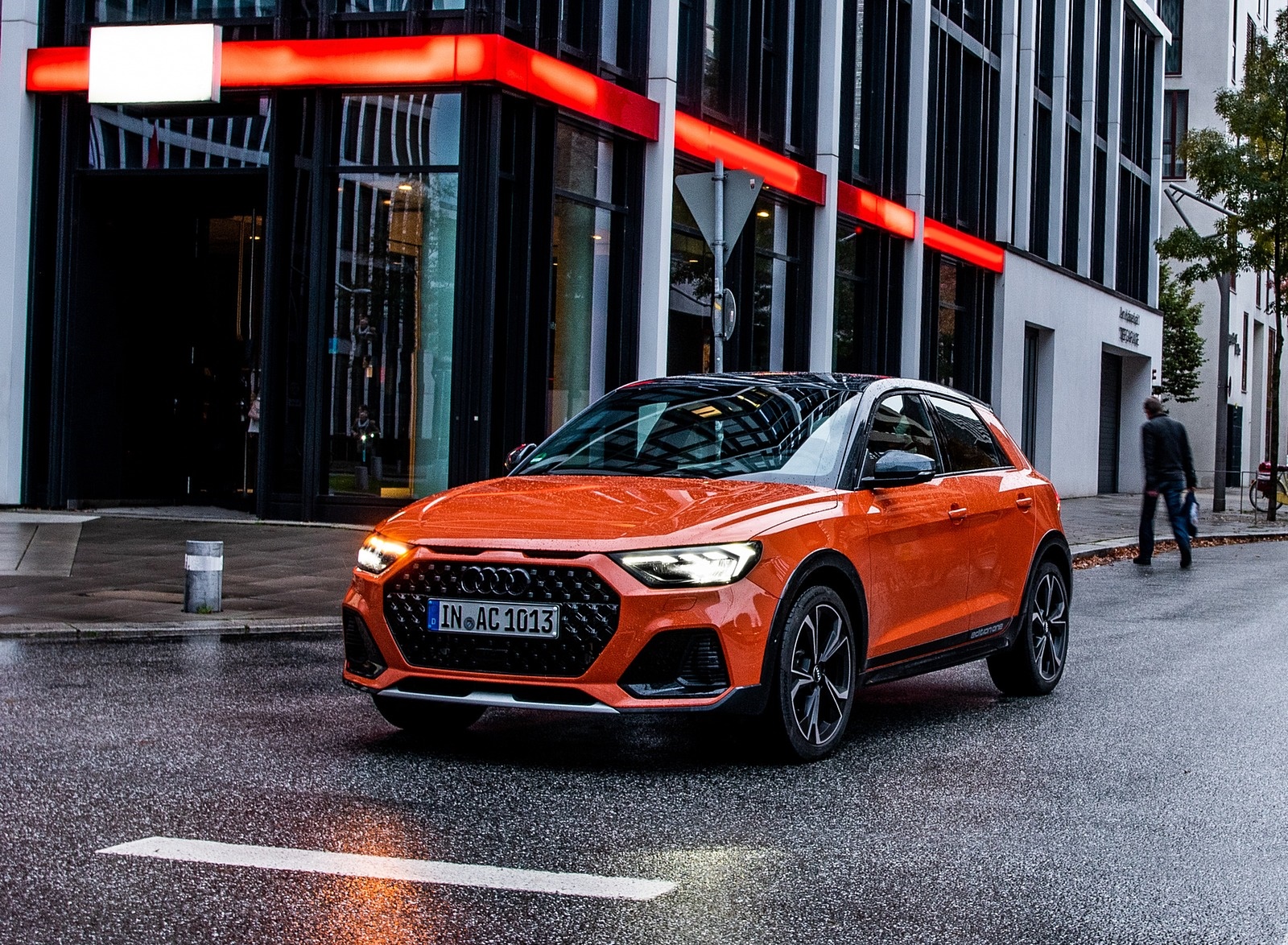 2020 Audi A1 Citycarver (Color: Pulse Orange) Front Three-Quarter Wallpapers #27 of 97