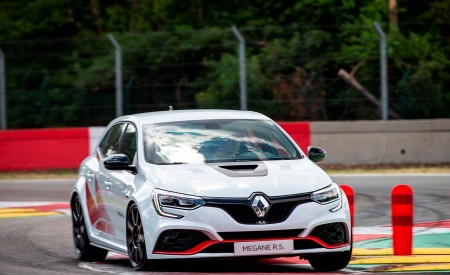 2020 Renault Mégane R.S. Trophy-R Front Three-Quarter Wallpapers 450x275 (6)