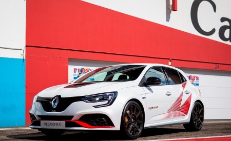 2020 Renault Mégane R.S. Trophy-R Front Three-Quarter Wallpapers 450x275 (37)