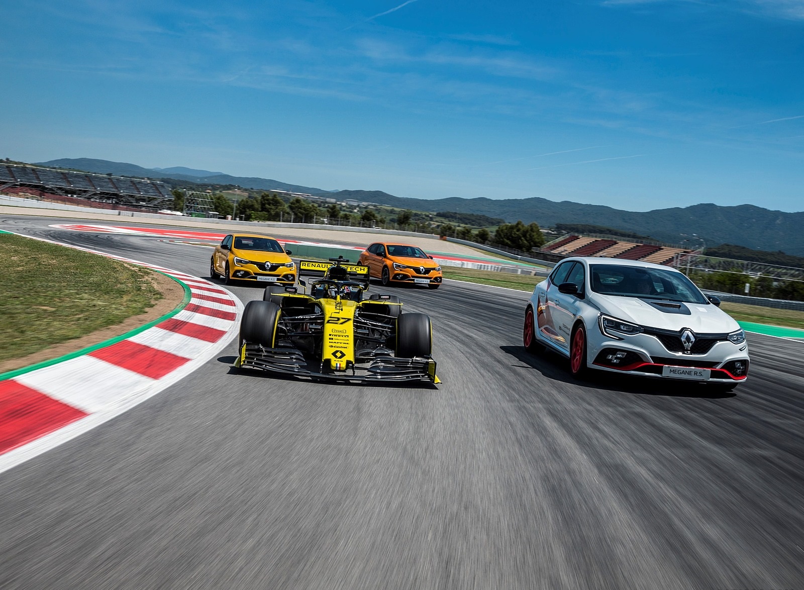 2020 Renault Mégane R.S. Trophy-R and R.S. 19 Formula One Car Wallpapers #19 of 71
