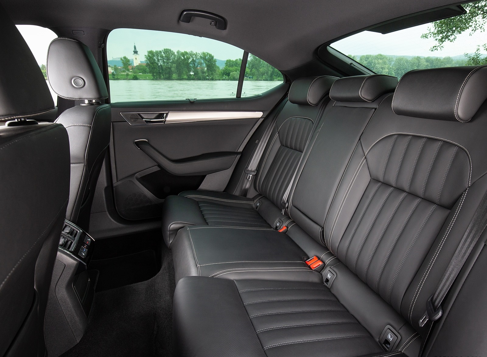 2020 Skoda Superb Laurin & Klement Interior Rear Seats Wallpapers #53 of 69