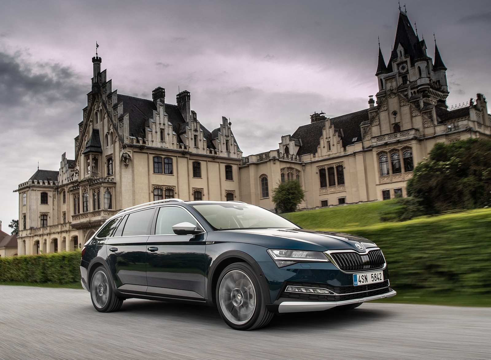 2020 Skoda Superb Scout Front Three-Quarter Wallpapers #2 of 51