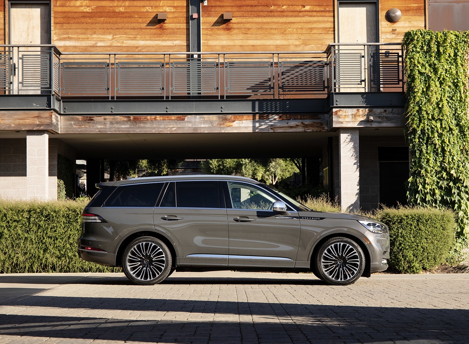2020 Lincoln Aviator Side Wallpapers (8)