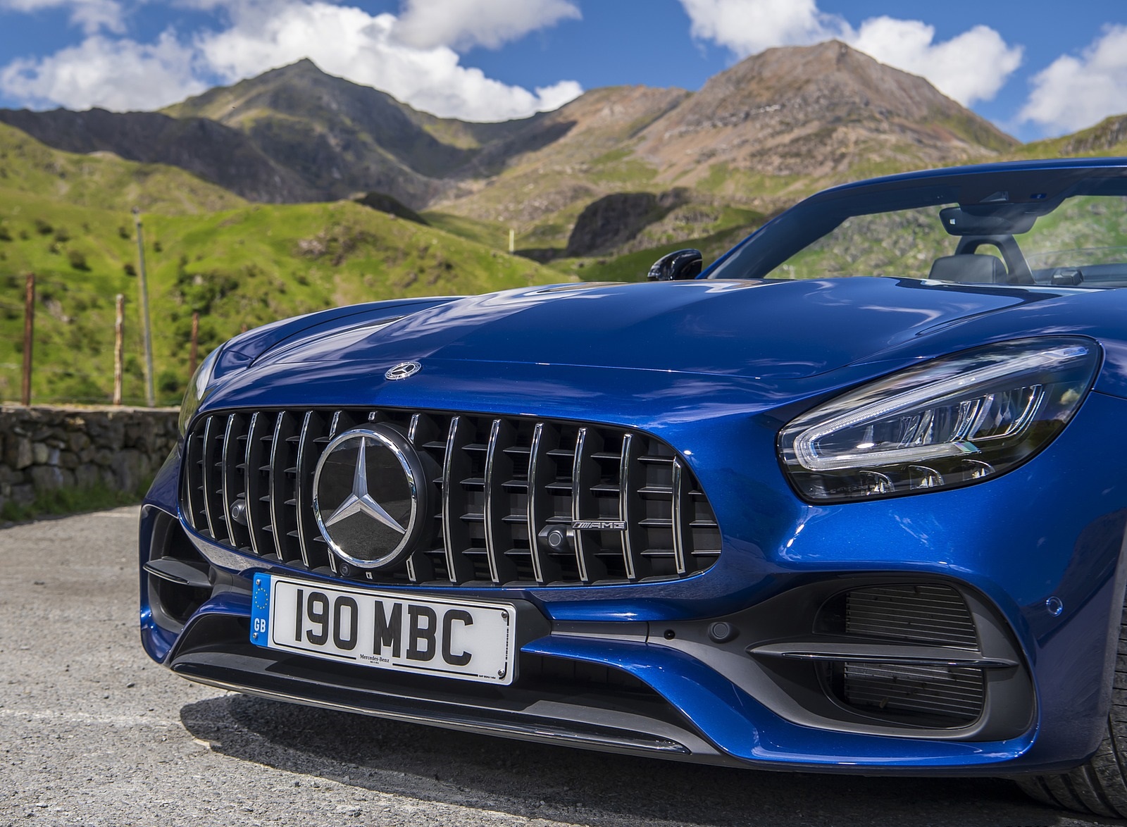2020 Mercedes-AMG GT S Roadster (UK-Spec) Grill Wallpapers #53 of 71