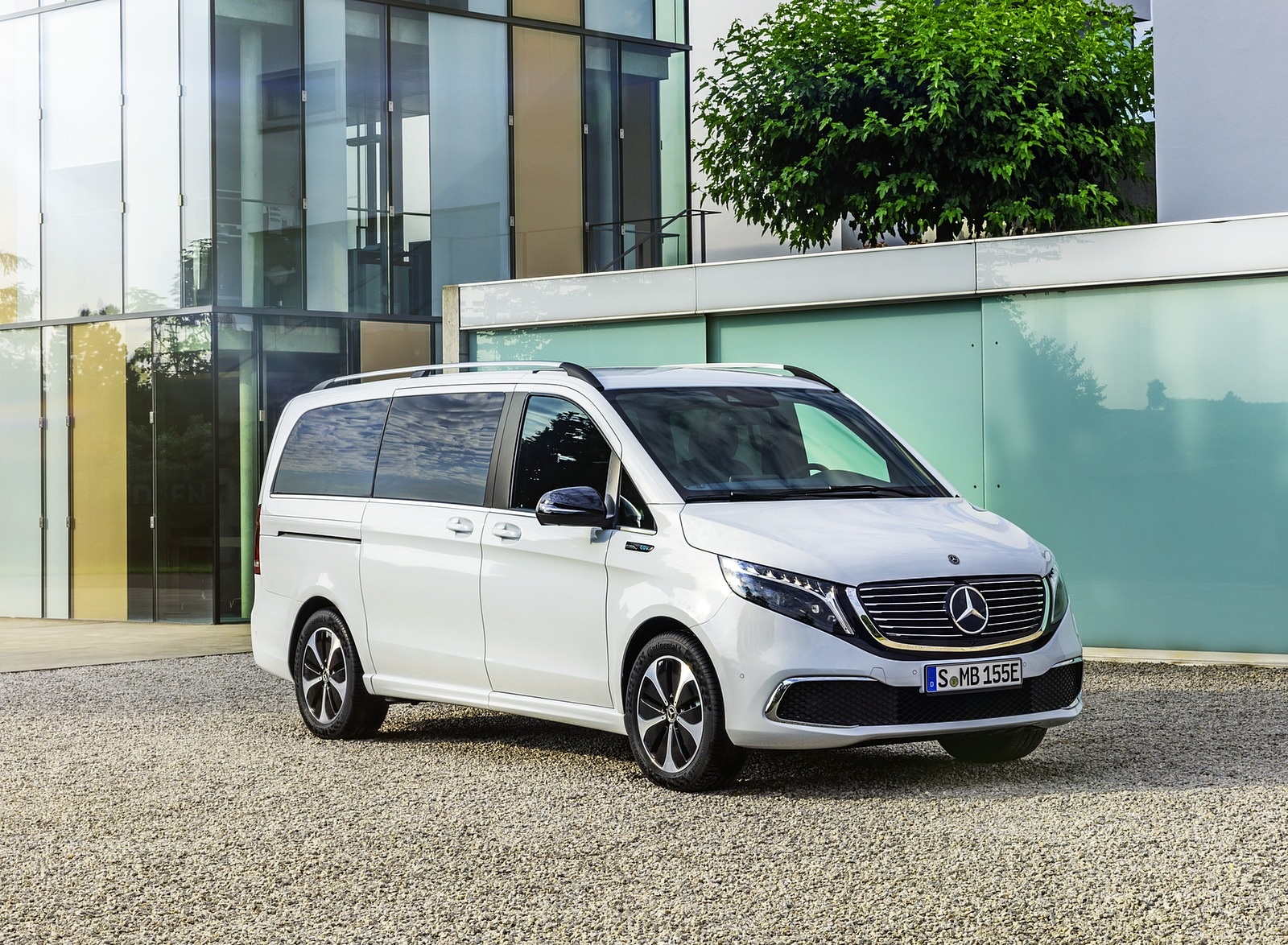 2020 Mercedes-Benz EQV 300 (Color:Mountain Crystal White Metallic) Front Three-Quarter Wallpapers #18 of 43