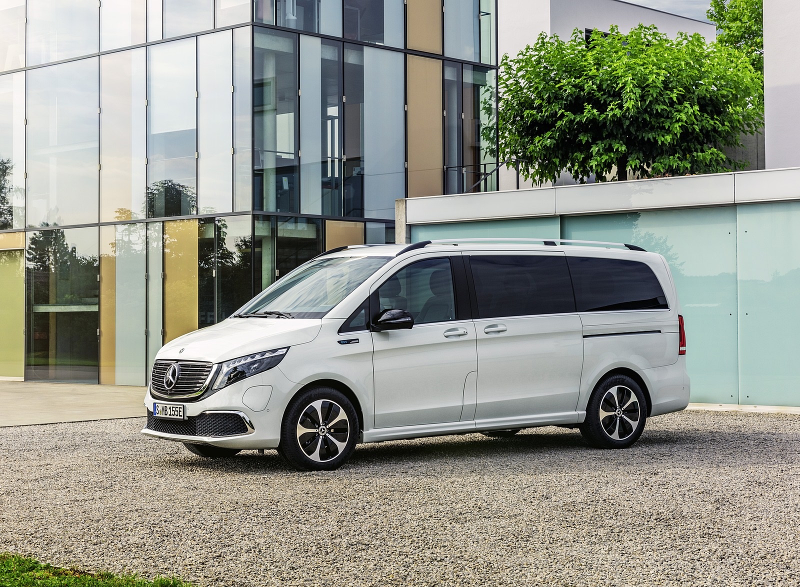 2020 Mercedes-Benz EQV 300 (Color:Mountain Crystal White Metallic) Front Three-Quarter Wallpapers #17 of 43