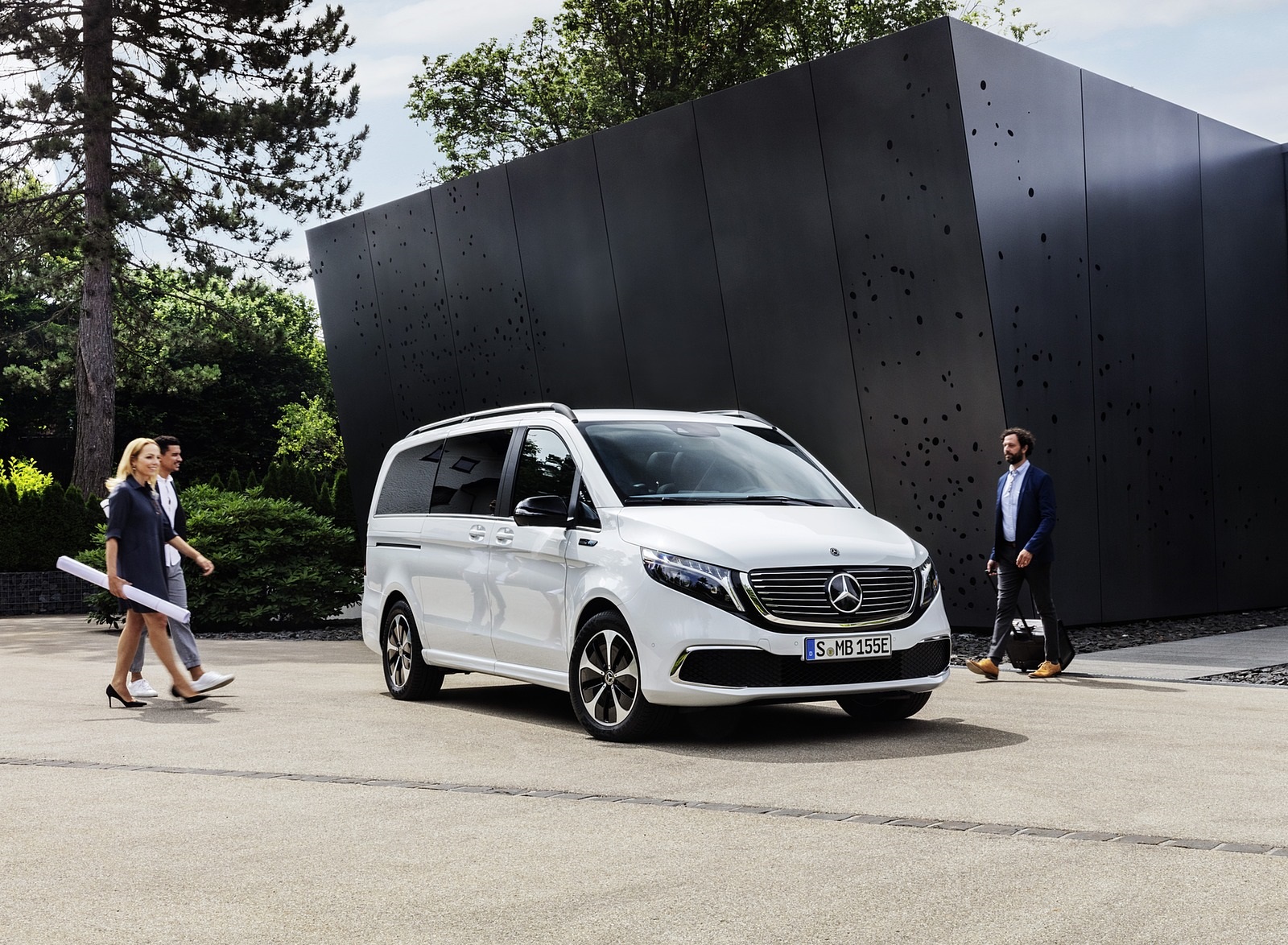2020 Mercedes-Benz EQV 300 (Color:Mountain Crystal White Metallic) Front Three-Quarter Wallpapers #16 of 43