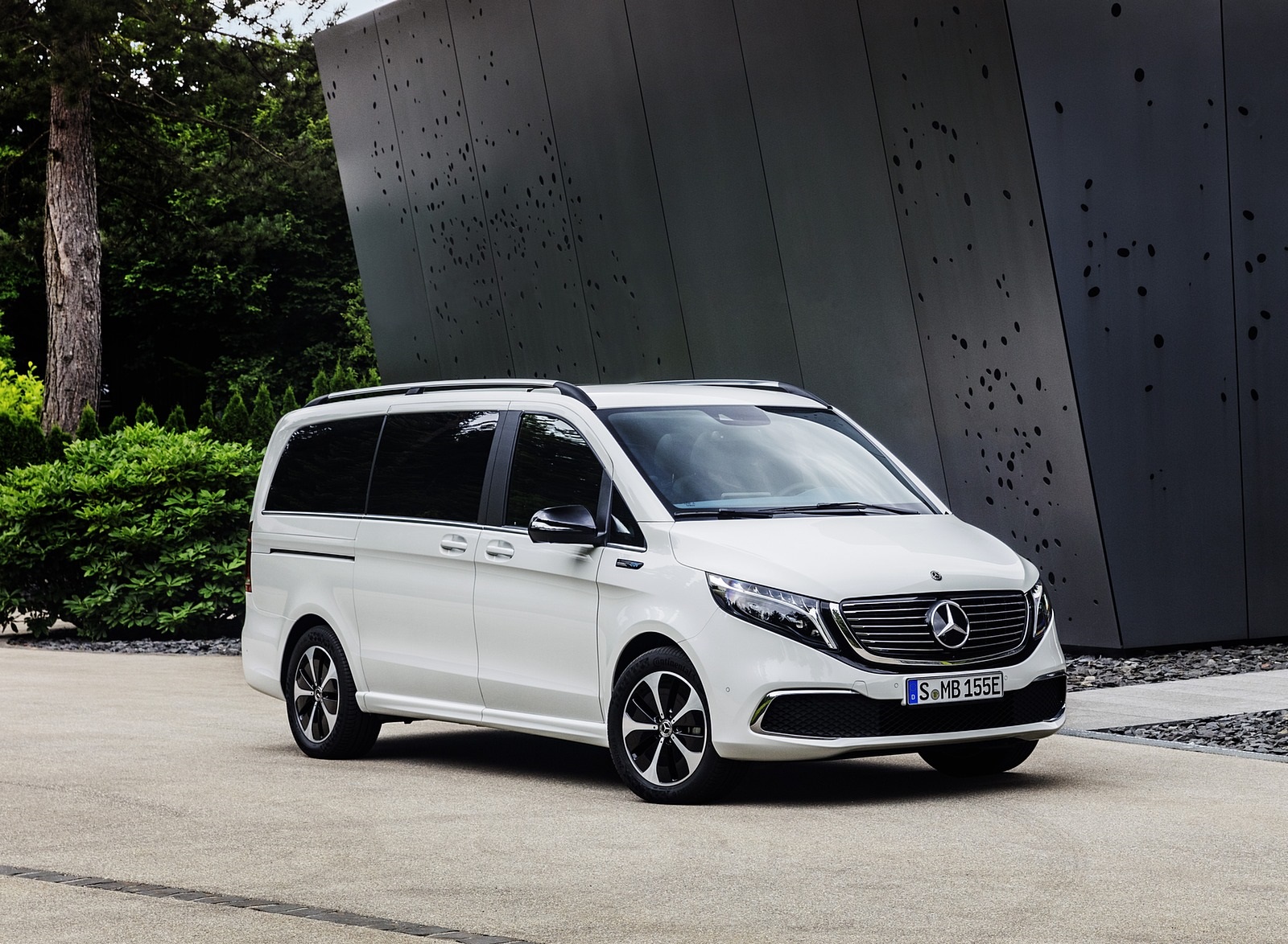 2020 Mercedes-Benz EQV 300 (Color:Mountain Crystal White Metallic) Front Three-Quarter Wallpapers #14 of 43