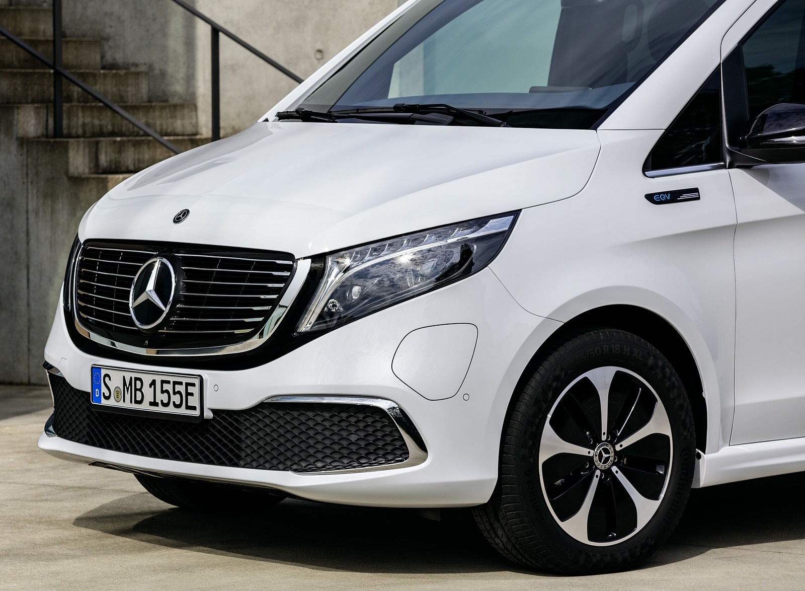 2020 Mercedes-Benz EQV 300 (Color:Mountain Crystal White Metallic) Front Three-Quarter Wallpapers #24 of 43