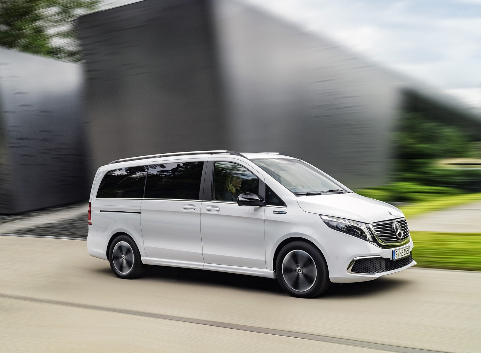 2020 Mercedes-Benz EQV 300 (Color: Mountain Crystal White Metallic) Front Three-Quarter Wallpapers #5 of 43