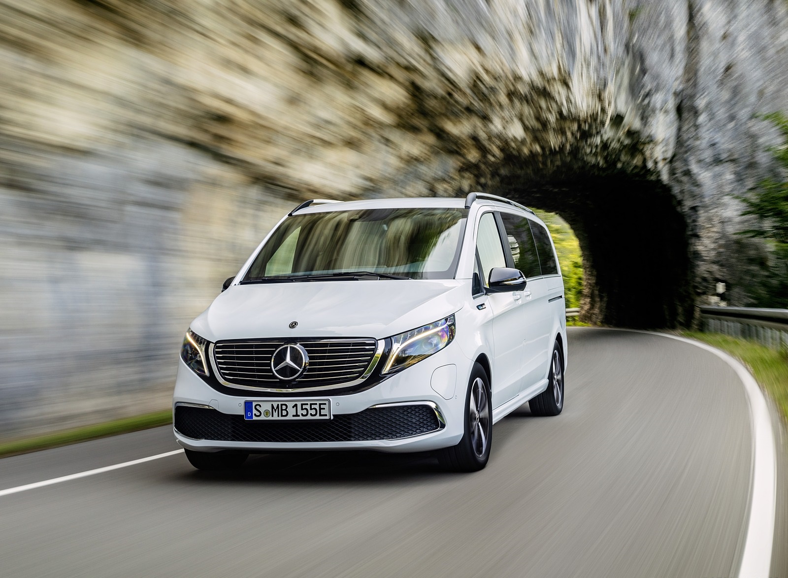 2020 Mercedes-Benz EQV 300 (Color: Mountain Crystal White Metallic) Front Wallpapers (8)