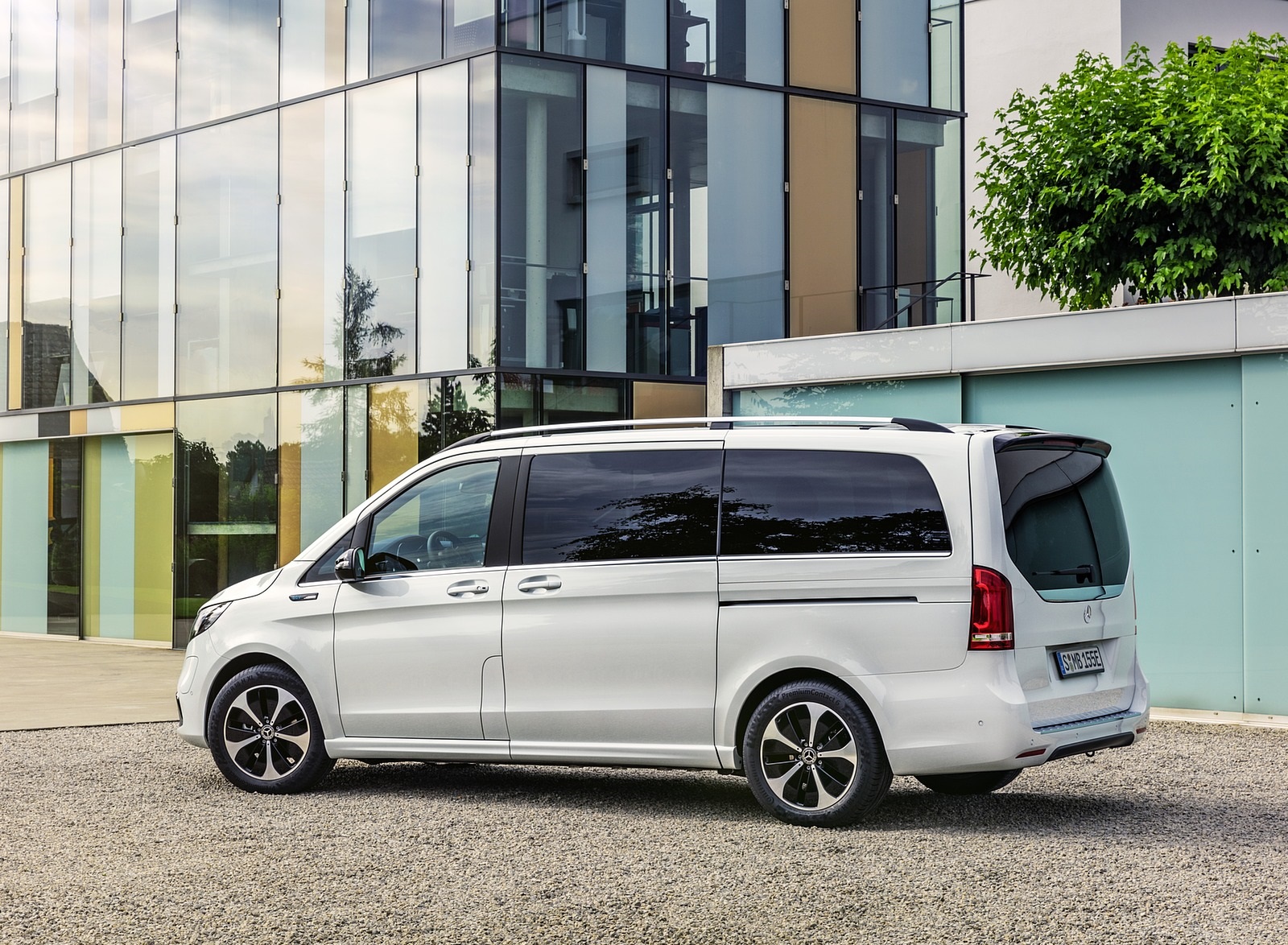 2020 Mercedes-Benz EQV 300 (Color:Mountain Crystal White Metallic) Rear Three-Quarter Wallpapers #25 of 43