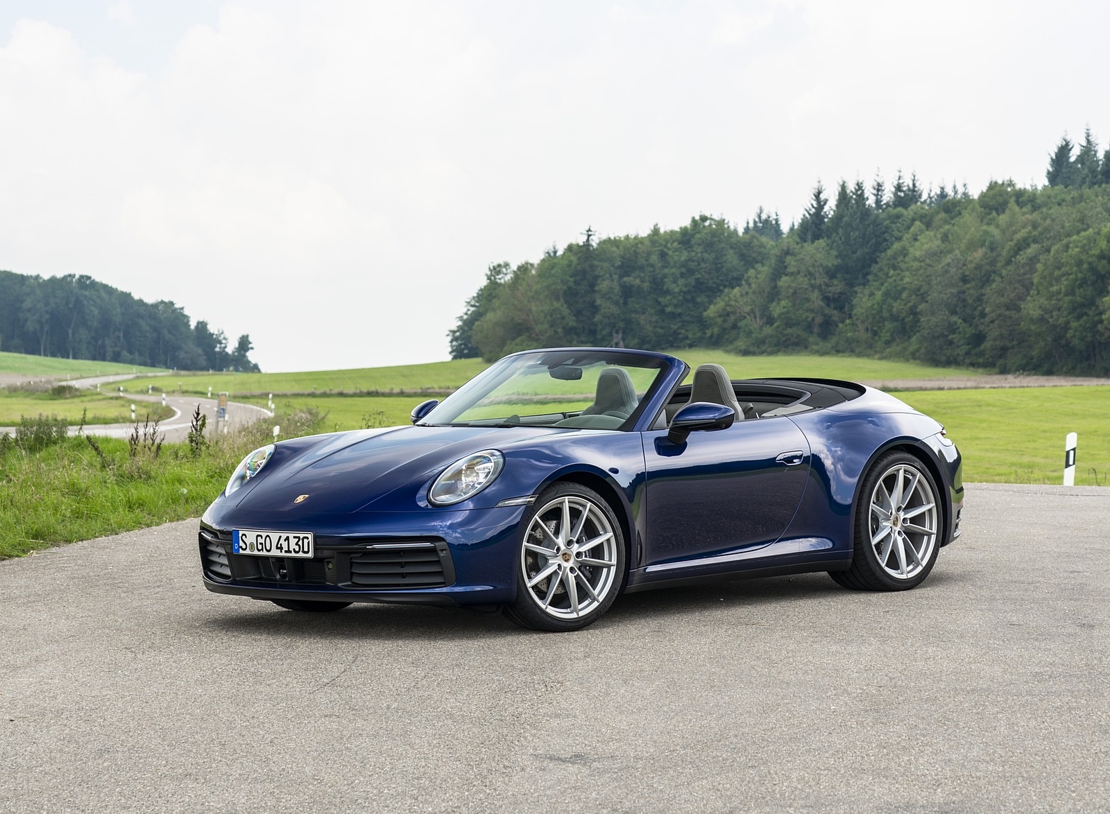 2020 Porsche 911 Carrera Cabriolet (Color: Gentian Blue Metallic) Front Three-Quarter Wallpapers #23 of 61