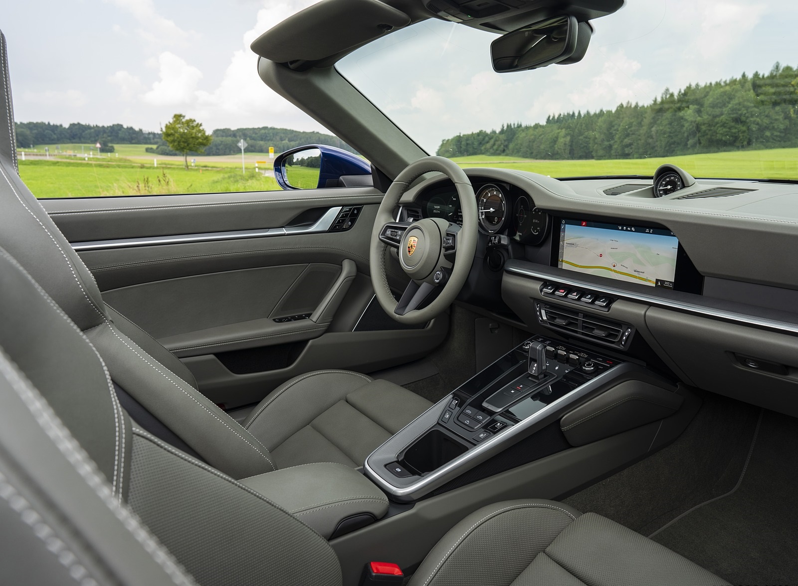 2020 Porsche 911 Carrera Cabriolet (Color: Gentian Blue Metallic) Interior Wallpapers #47 of 61