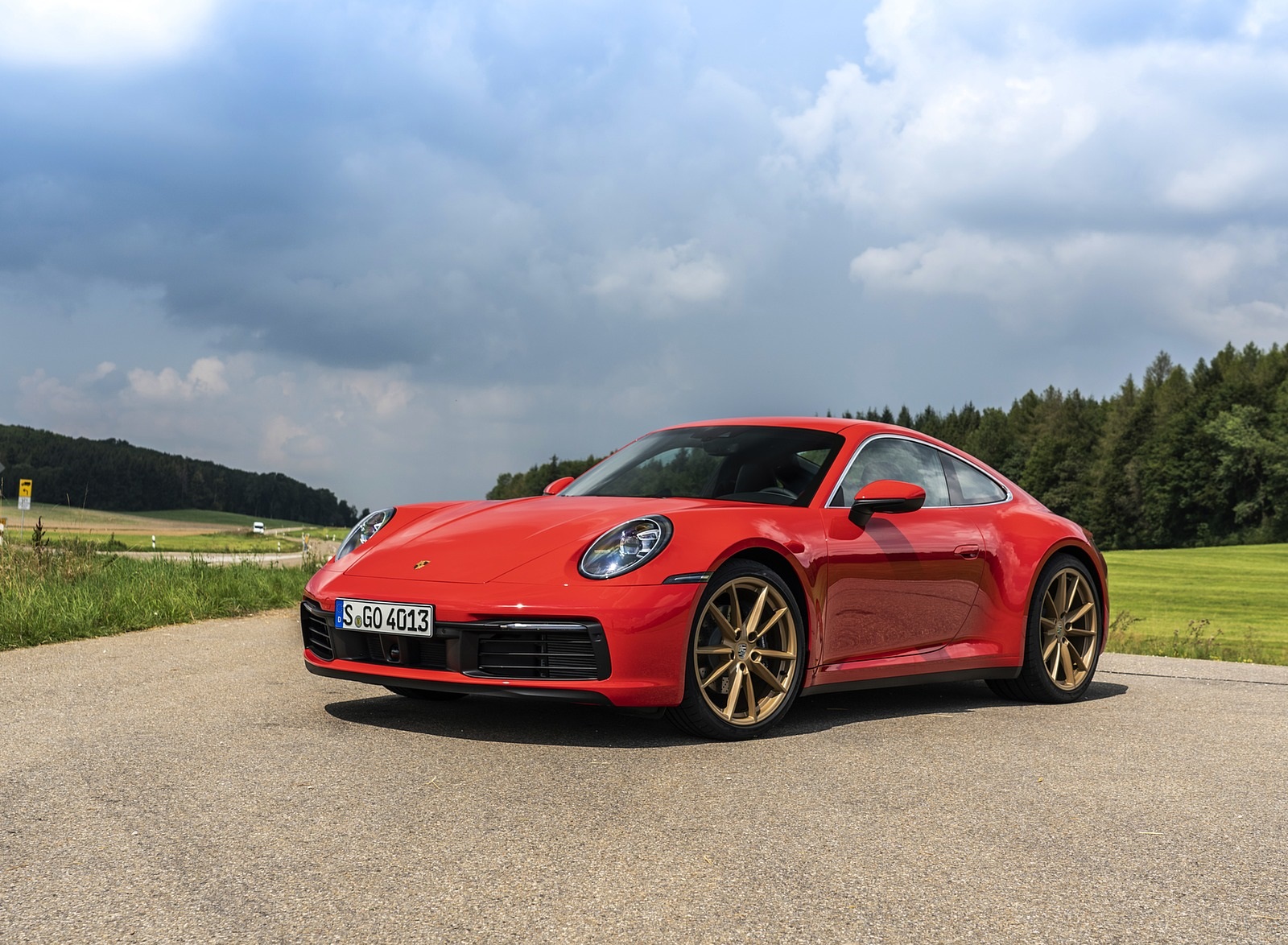 2020 Porsche 911 Carrera Coupe (Color: Guards Red) Front Three-Quarter Wallpapers #25 of 126