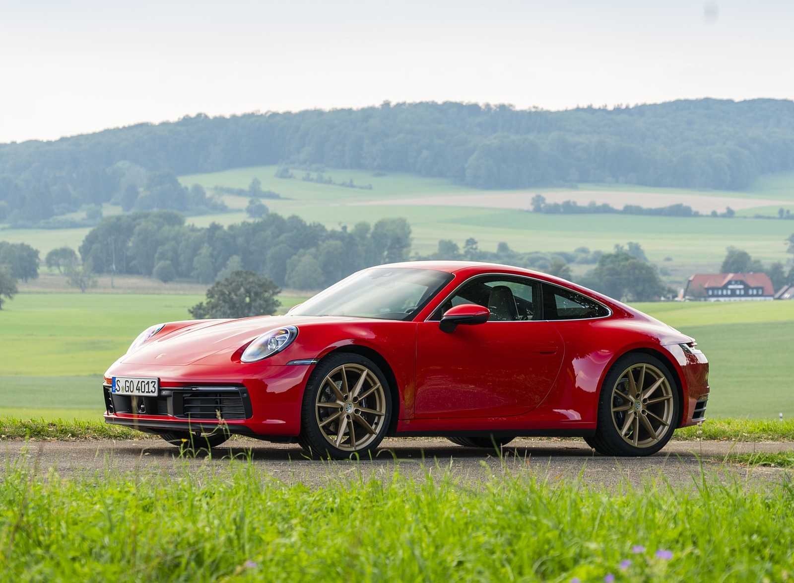 2020 Porsche 911 Carrera Coupe (Color: Guards Red) Front Three-Quarter Wallpapers #38 of 126