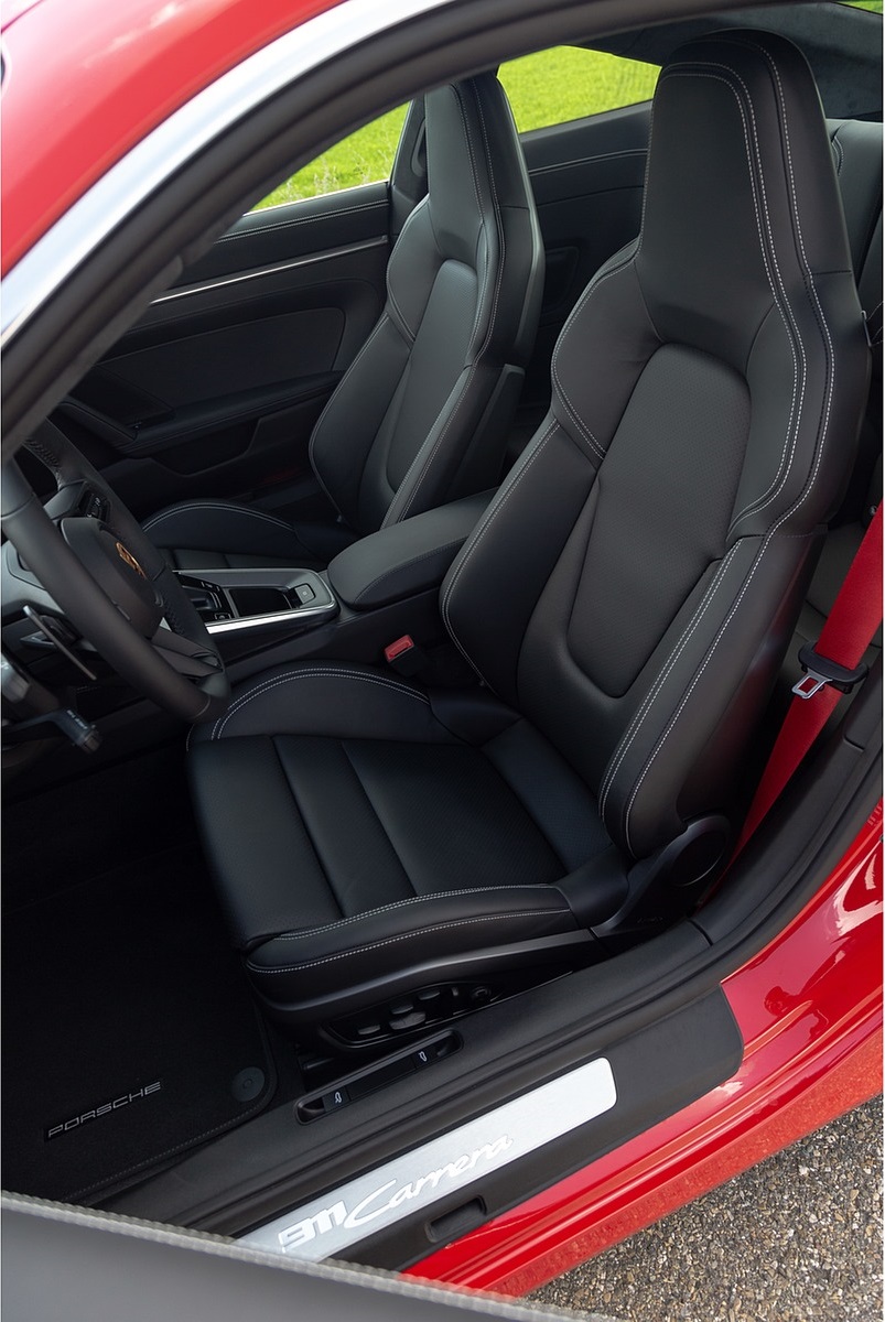 2020 Porsche 911 Carrera Coupe (Color: Guards Red) Interior Seats Wallpapers #63 of 126