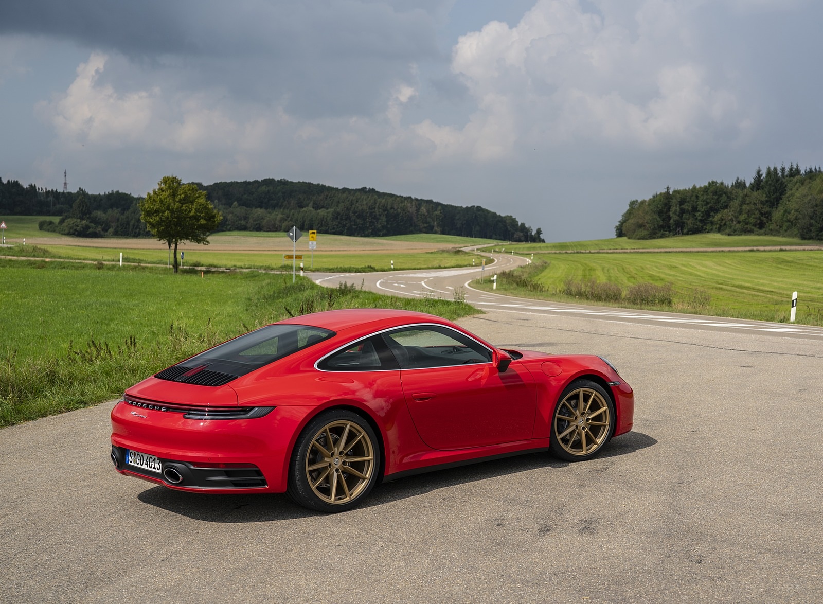 2020 Porsche 911 Carrera Coupe (Color: Guards Red) Rear Three-Quarter Wallpapers #31 of 126