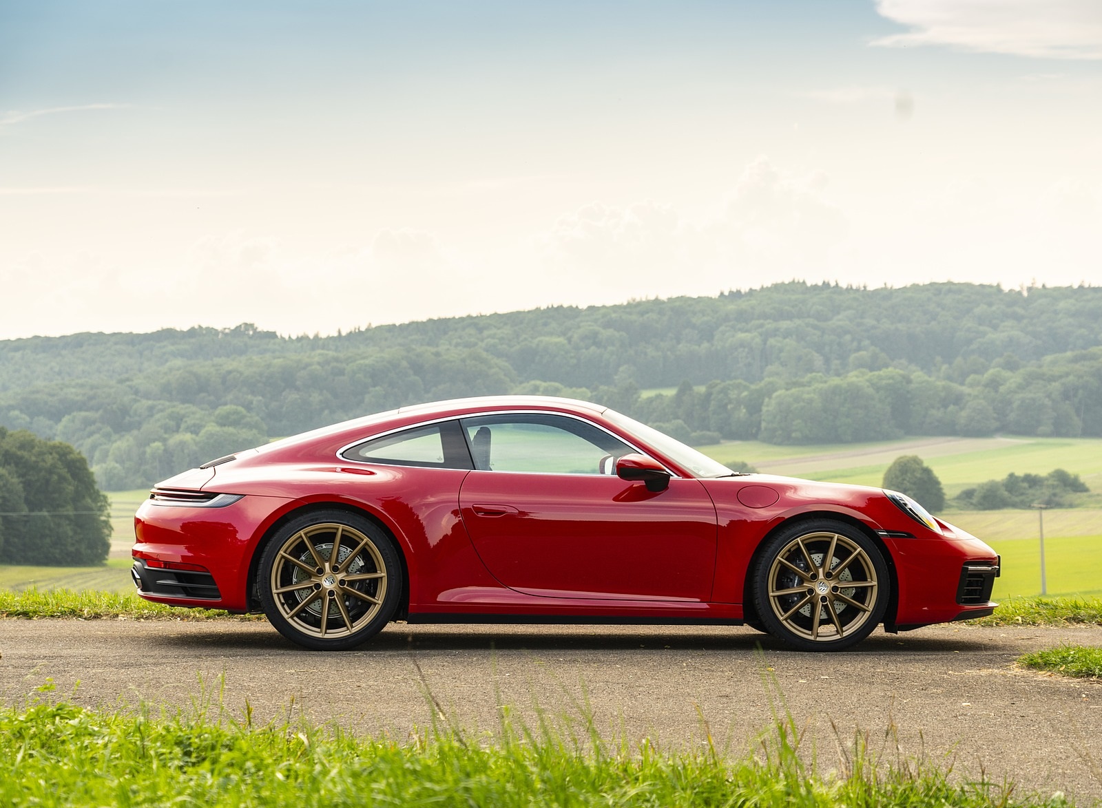 2020 Porsche 911 Carrera Coupe (Color: Guards Red) Side Wallpapers #48 of 126