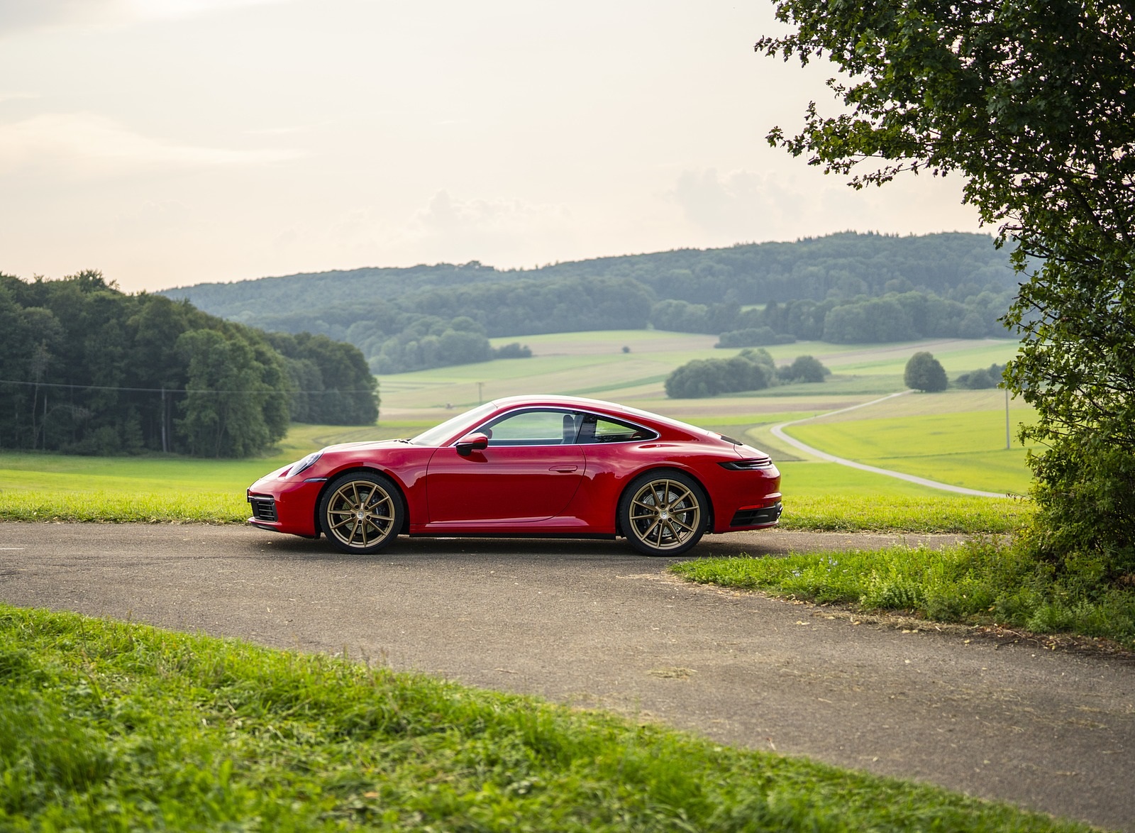 2020 Porsche 911 Carrera Coupe (Color: Guards Red) Side Wallpapers #51 of 126