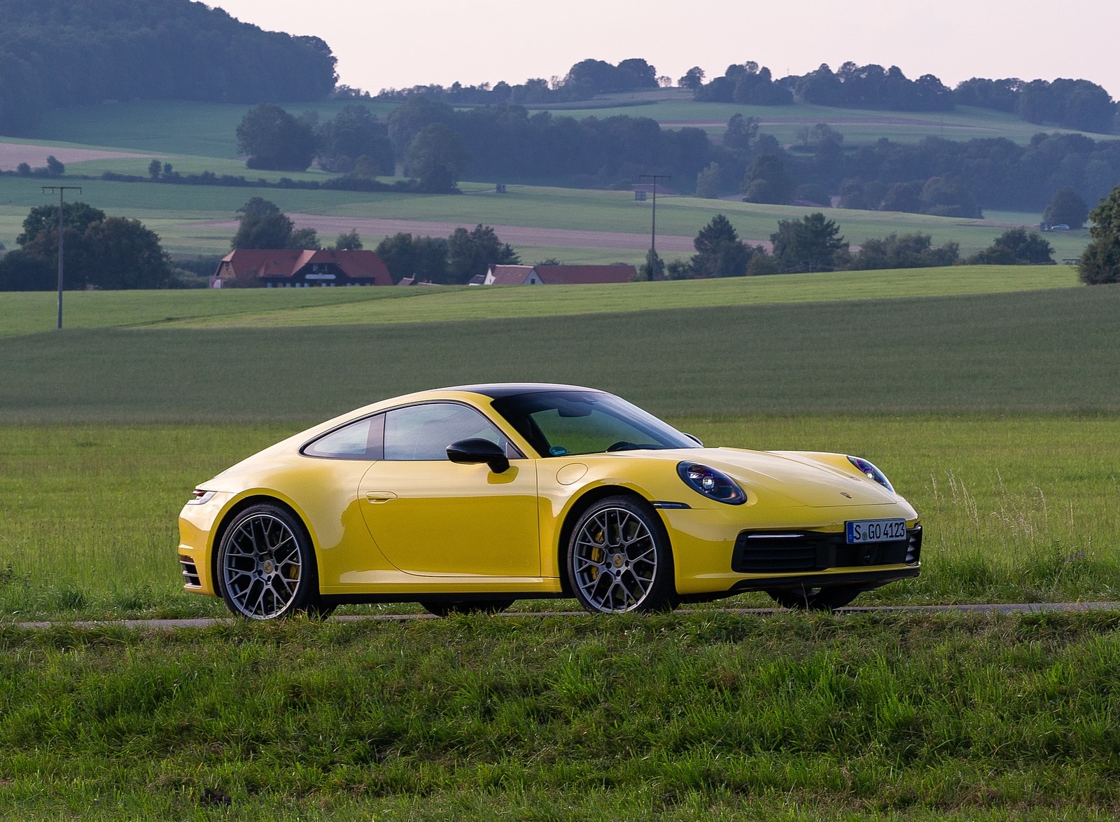 Желтая 911 Porsche Carrera 4s