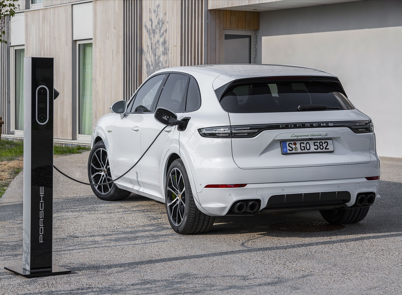 2020 Porsche Cayenne Turbo S E-Hybrid Charging Wallpapers #40 of 47