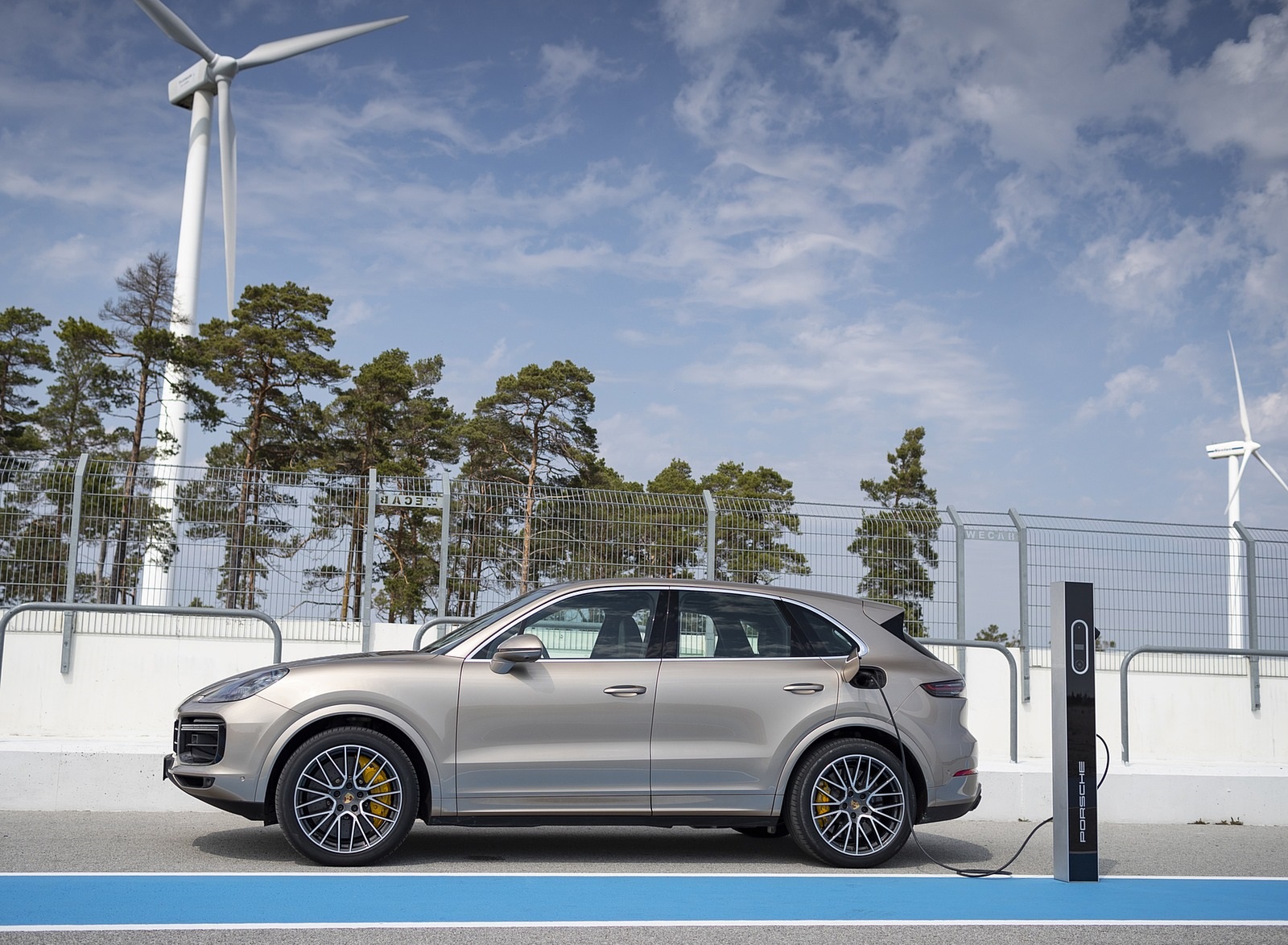 2020 Porsche Cayenne Turbo S E-Hybrid Charging Wallpapers #23 of 47
