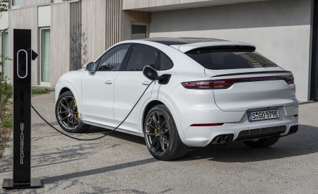 2020 Porsche Cayenne Turbo S E-Hybrid Coupe Charging Wallpapers 450x275 (18)