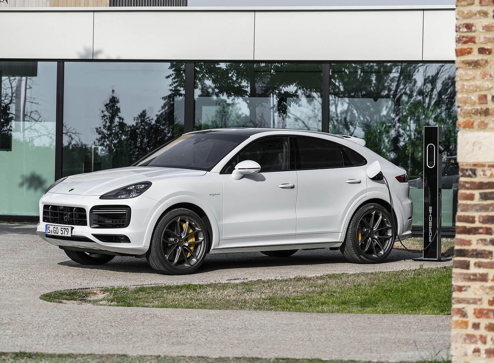 2020 Porsche Cayenne Turbo S E-Hybrid Coupe Front Three-Quarter Wallpapers #37 of 47
