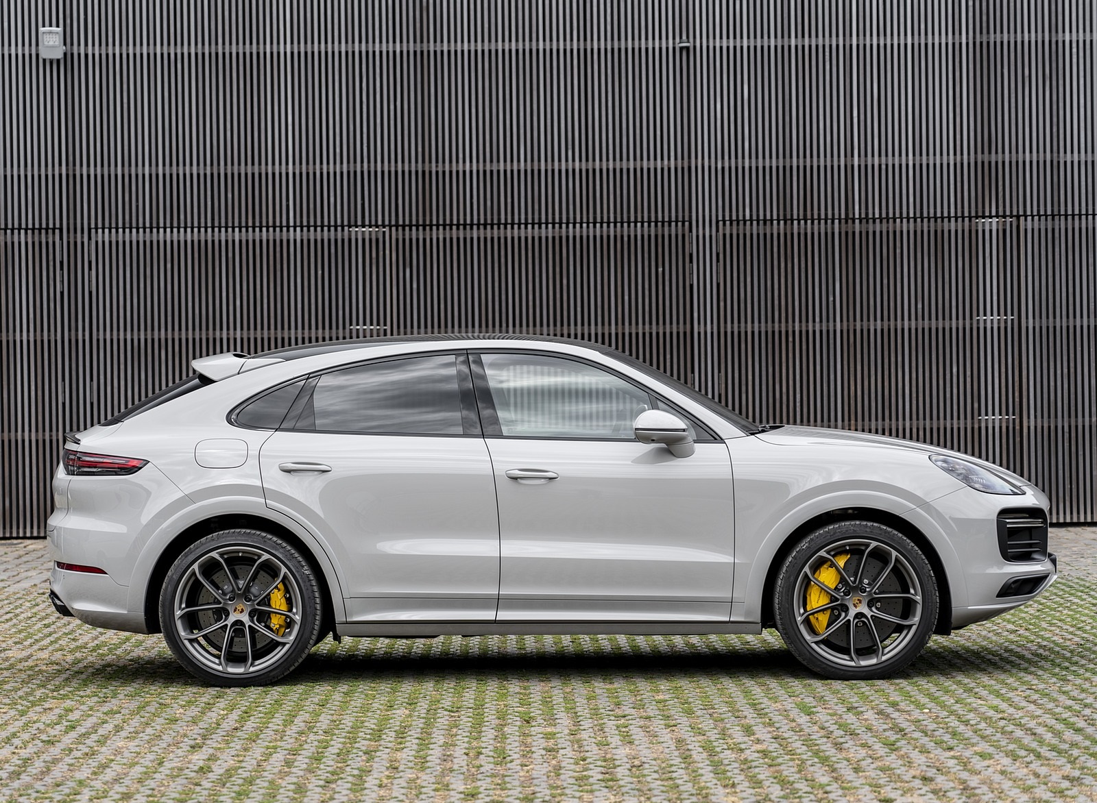 2020 Porsche Cayenne Turbo S E-Hybrid Coupe Side Wallpapers #20 of 47