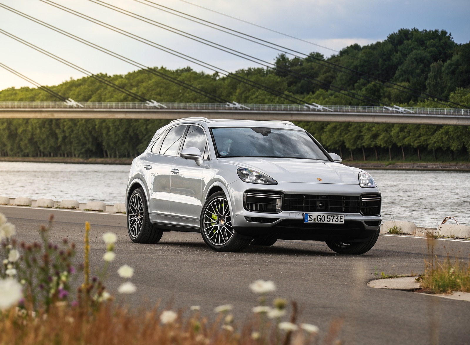 2020 Porsche Cayenne Turbo S E-Hybrid Front Three-Quarter Wallpapers #15 of 47