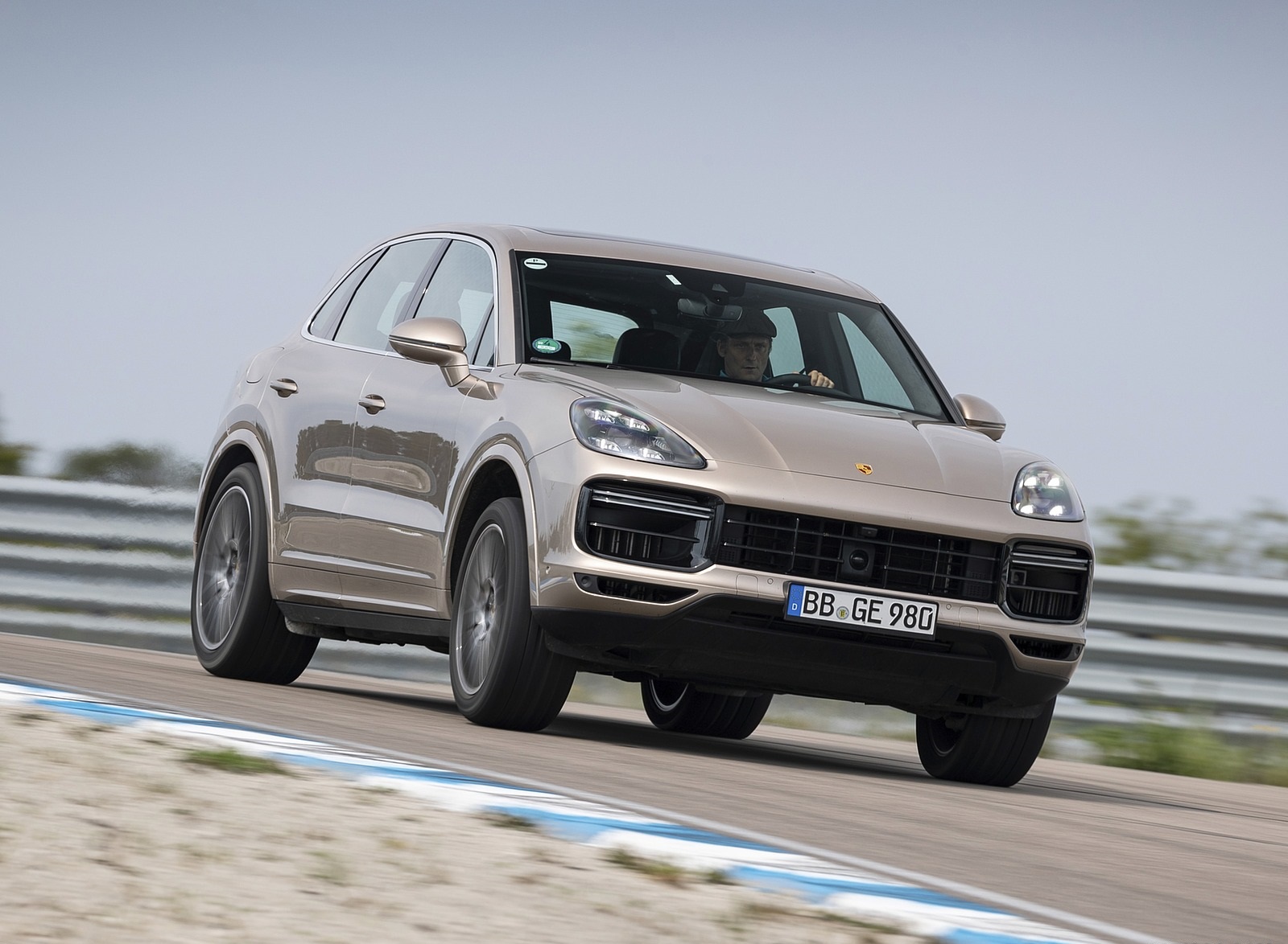 2020 Porsche Cayenne Turbo S E-Hybrid Front Three-Quarter Wallpapers #26 of 47