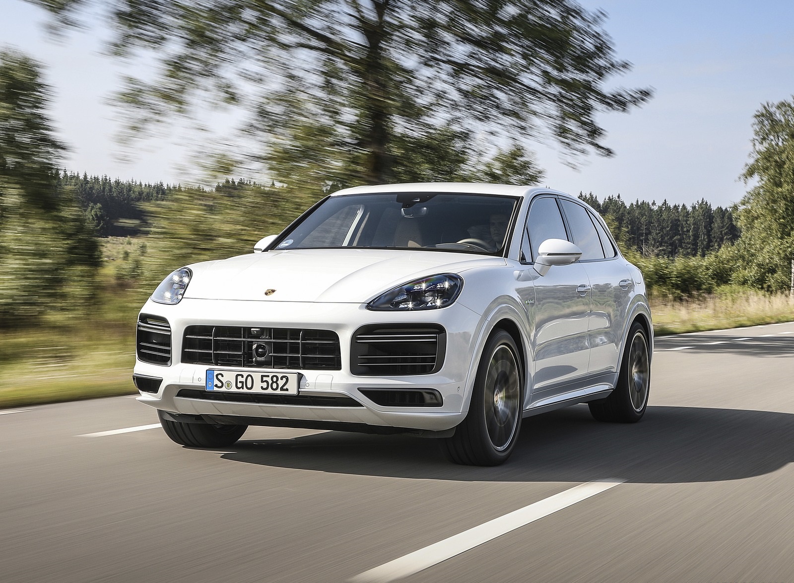 2020 Porsche Cayenne Turbo S E-Hybrid Front Three-Quarter Wallpapers #33 of 47