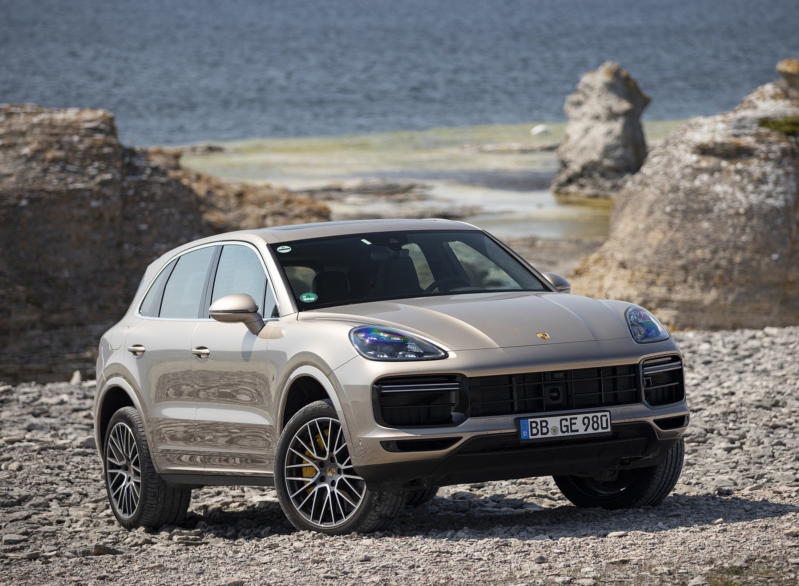 2020 Porsche Cayenne Turbo S E-Hybrid Front Three-Quarter Wallpapers #28 of 47