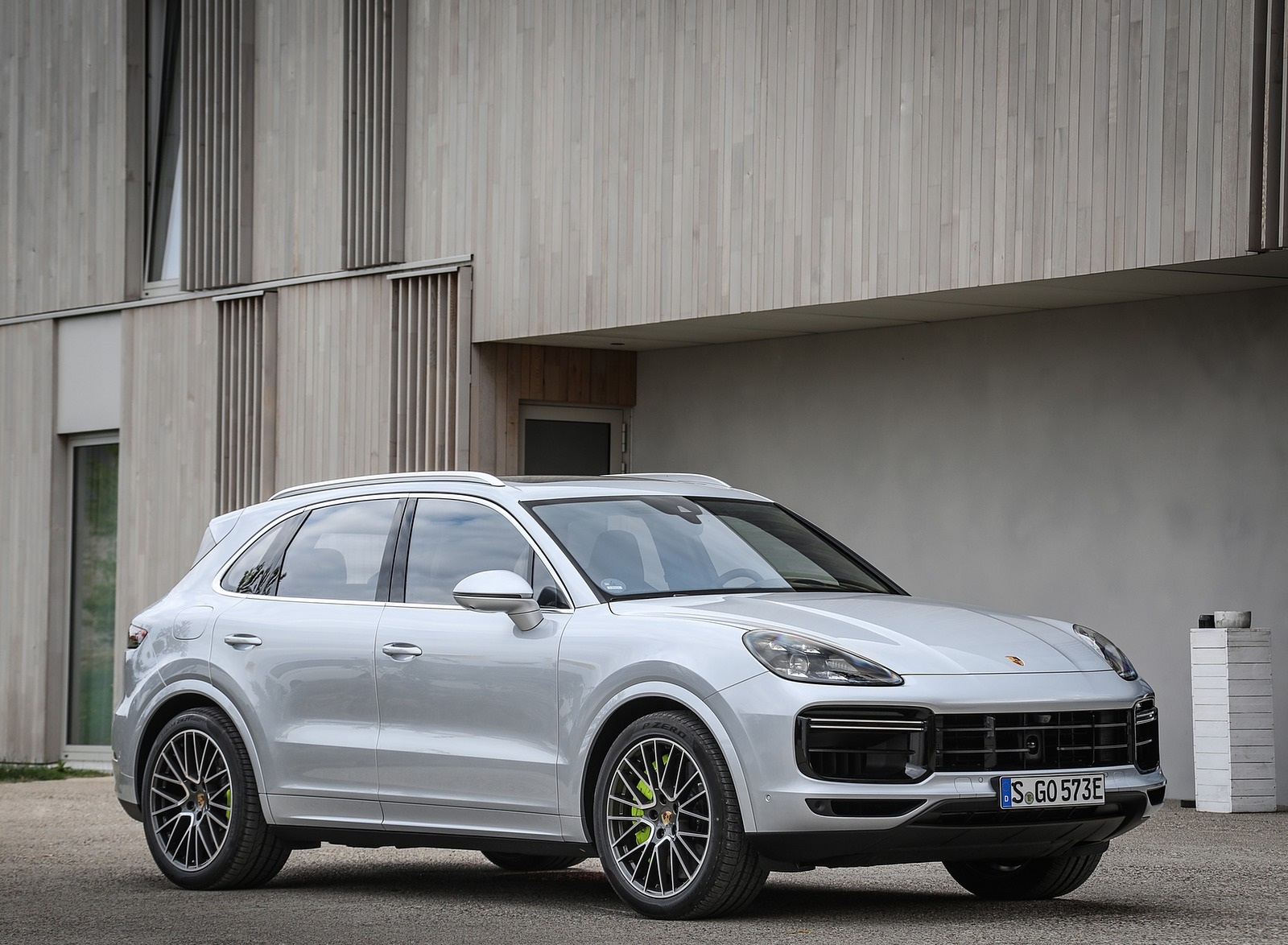 2020 Porsche Cayenne Turbo S E-Hybrid Front Three-Quarter Wallpapers #16 of 47