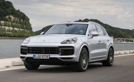 2020 Porsche Cayenne Turbo S E-Hybrid Front Three-Quarter Wallpapers 450x275 (3)