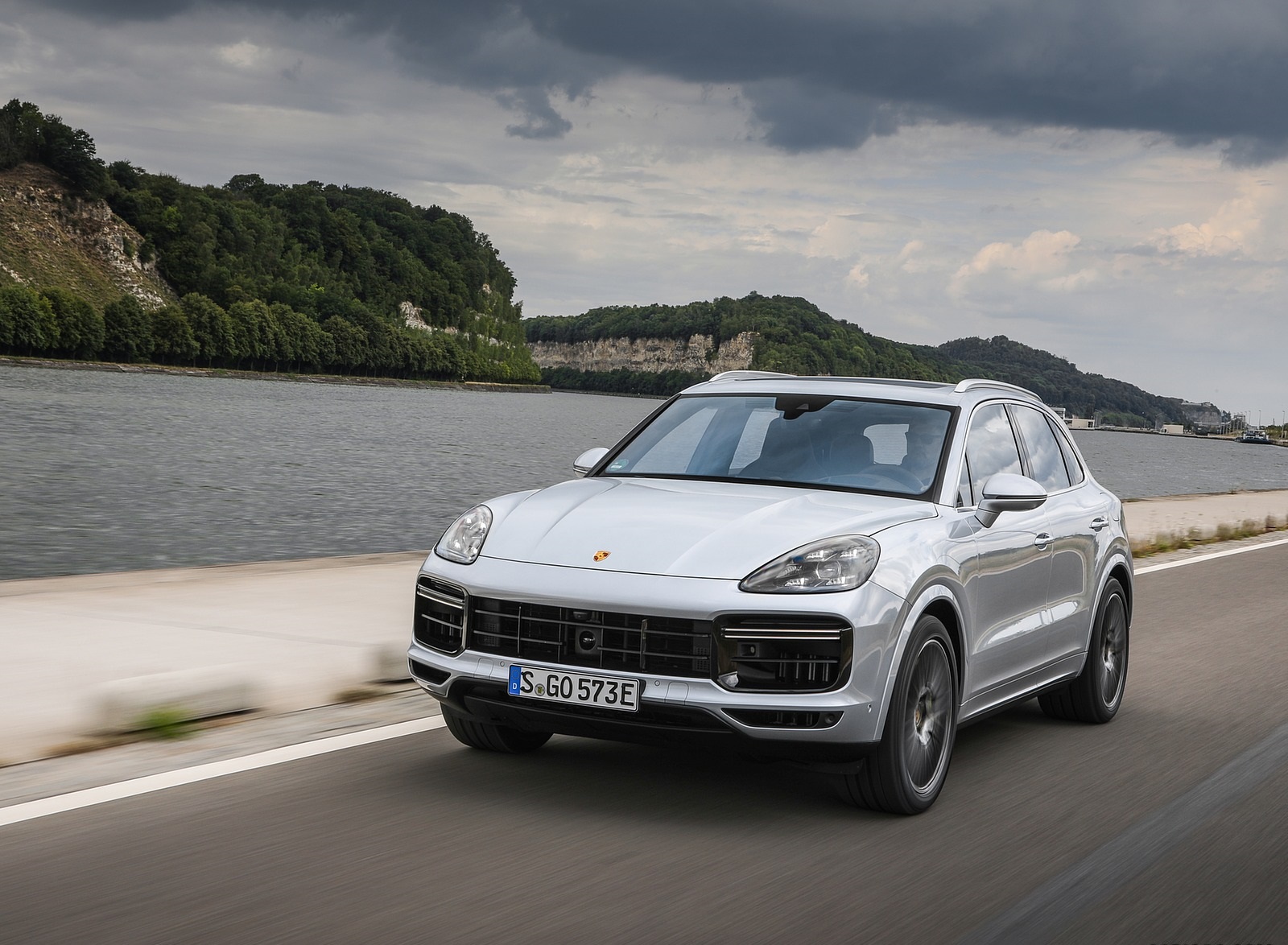 2020 Porsche Cayenne Turbo S E-Hybrid Front Wallpapers #4 of 47