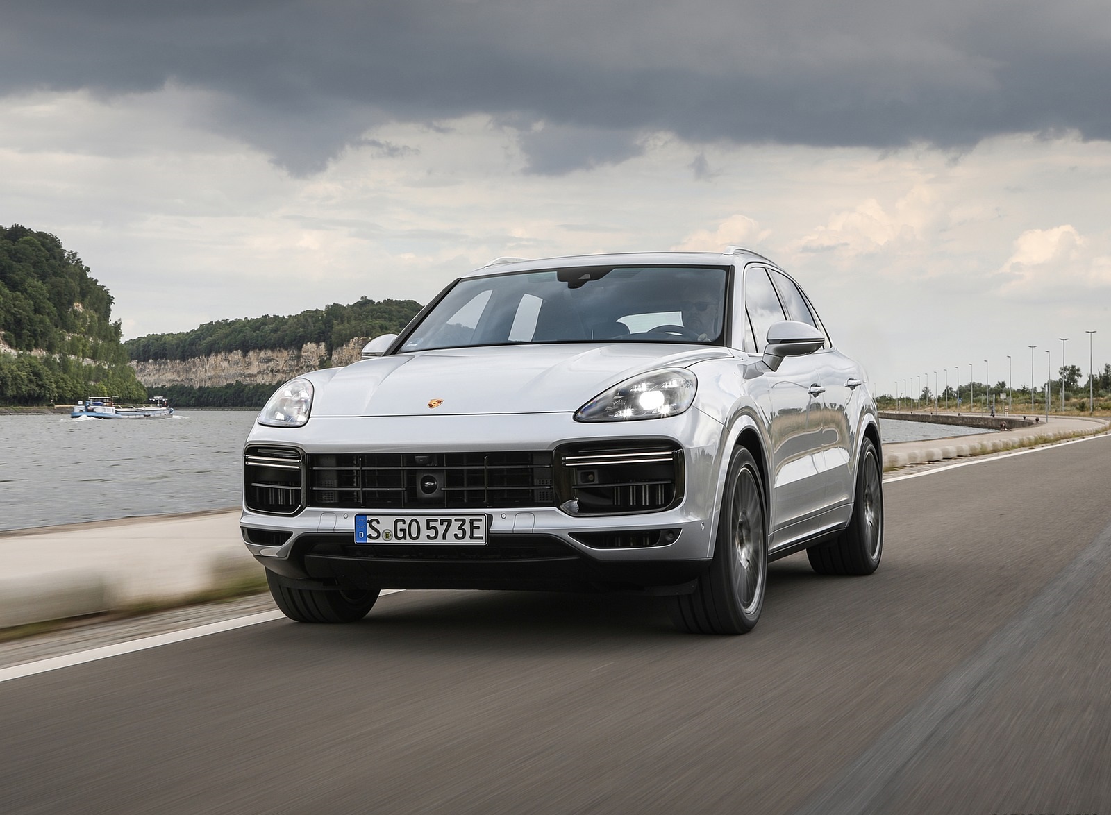 2020 Porsche Cayenne Turbo S E-Hybrid Front Wallpapers #5 of 47