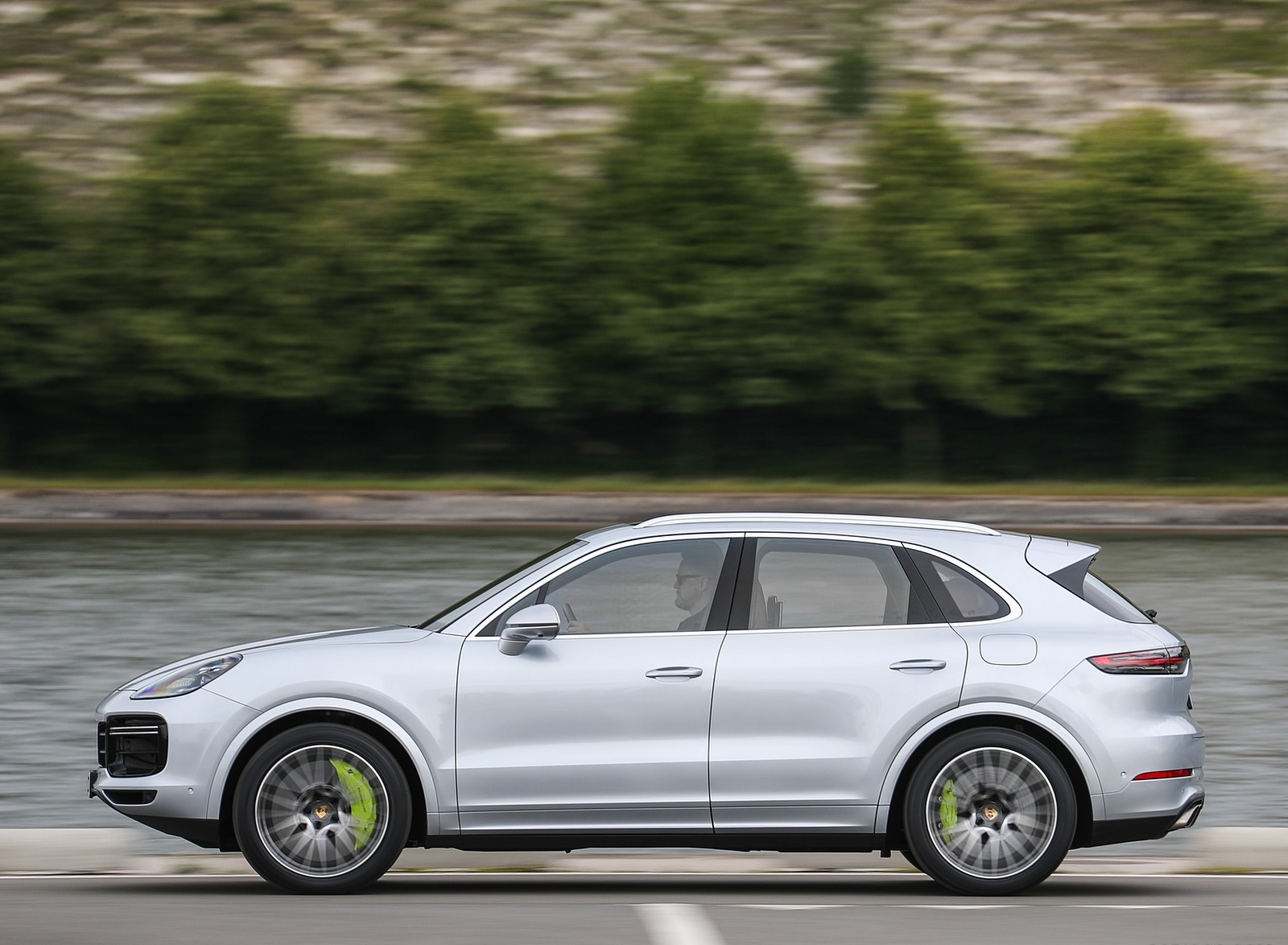 2020 Porsche Cayenne Turbo S E-Hybrid Side Wallpapers #10 of 47