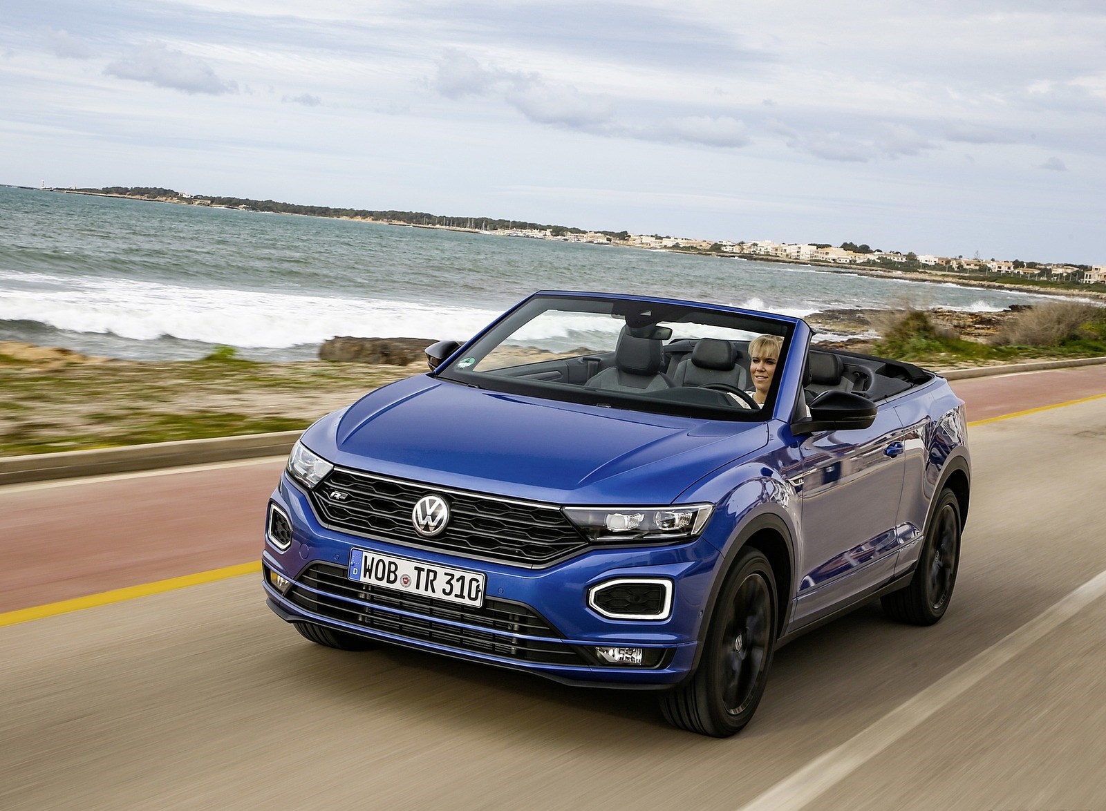 2020 Volkswagen T-Roc Cabriolet Front Three-Quarter Wallpapers #41 of 205