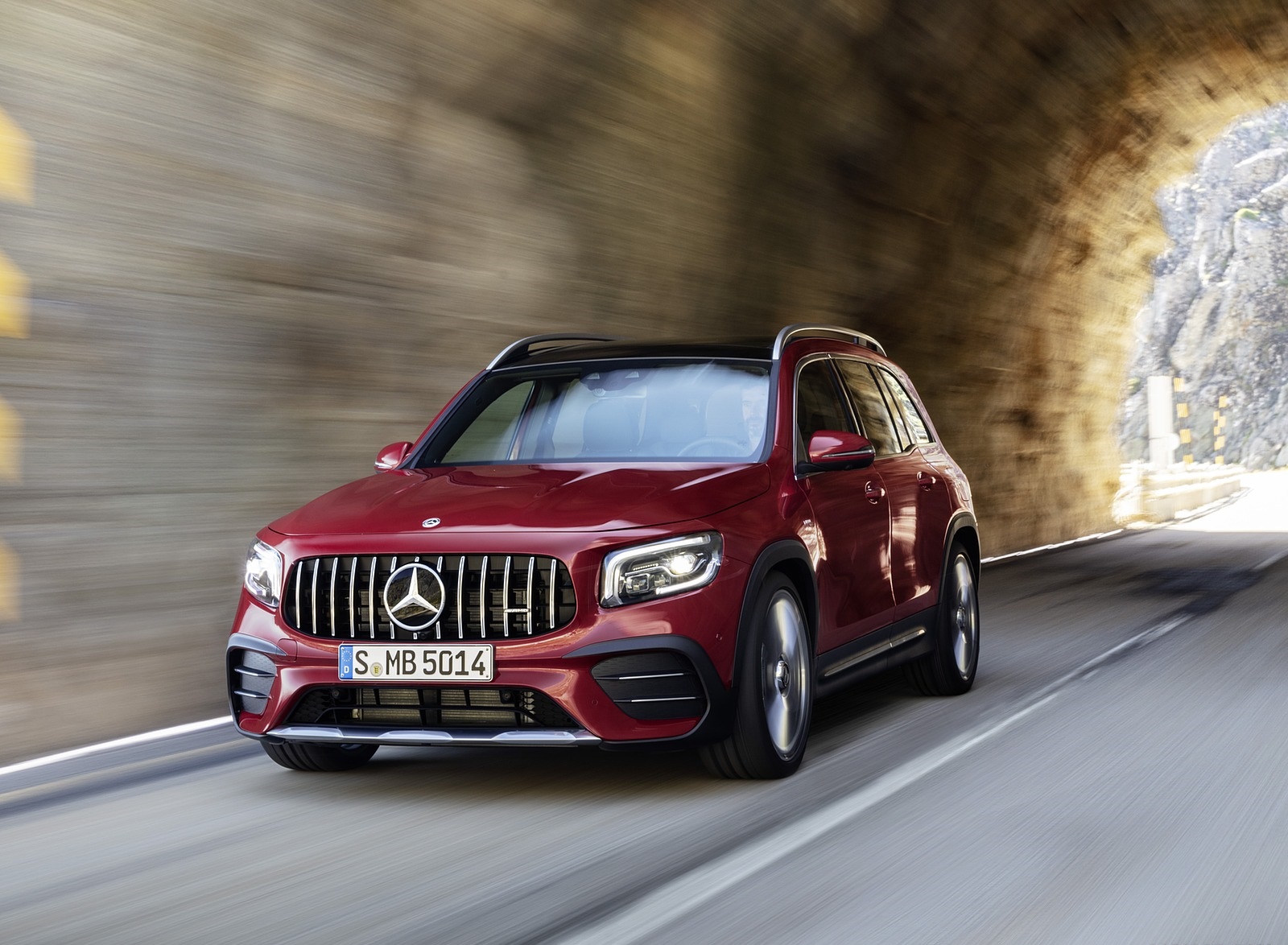 2021 Mercedes-AMG GLB 35 4MATIC (Color: Designo Patagonia Red Metallic) Front Three-Quarter Wallpapers #70 of 95