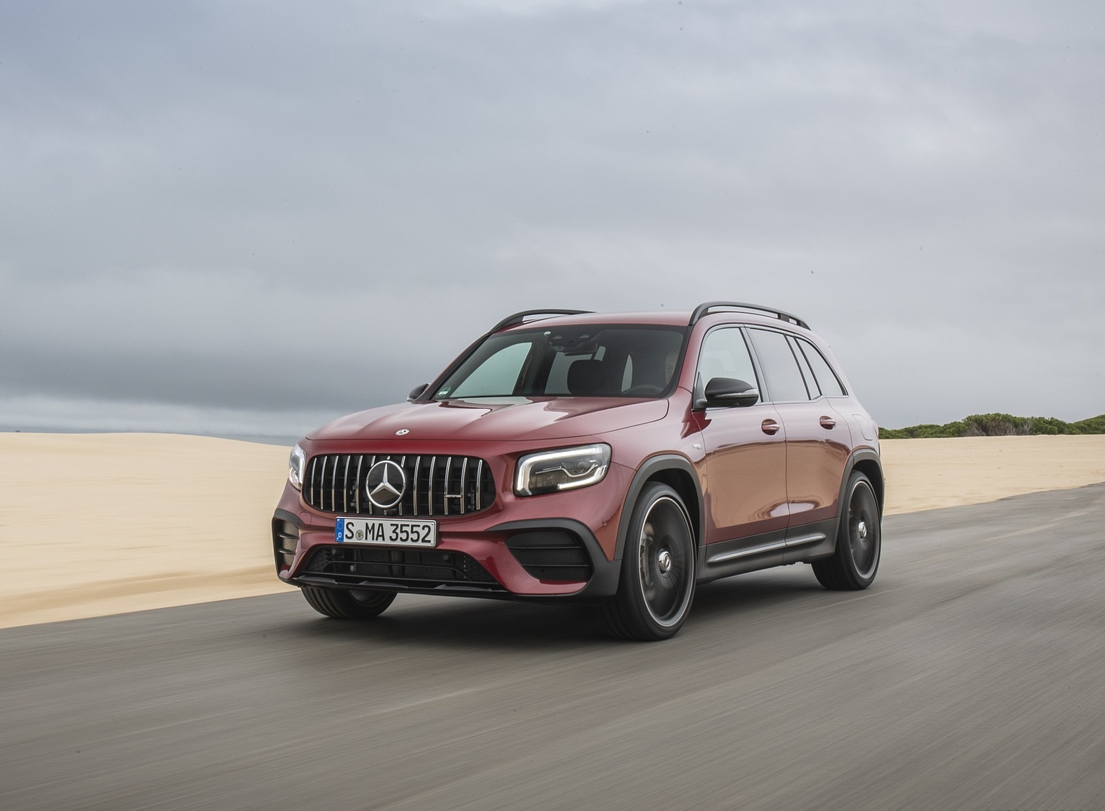 2021 Mercedes-AMG GLB 35 4MATIC (Color: Designo Patagonia Red Metallic) Front Three-Quarter Wallpapers #42 of 95