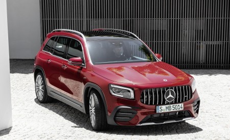 2021 Mercedes-AMG GLB 35 4MATIC (Color: Designo Patagonia Red Metallic) Front Three-Quarter Wallpapers 450x275 (82)