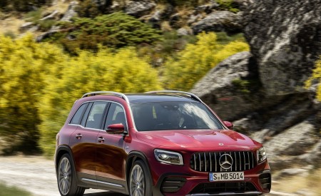 2021 Mercedes-AMG GLB 35 4MATIC (Color: Designo Patagonia Red Metallic) Front Three-Quarter Wallpapers 450x275 (75)
