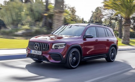2021 Mercedes-AMG GLB 35 4MATIC (Color: Designo Patagonia Red Metallic) Front Three-Quarter Wallpapers 450x275 (43)