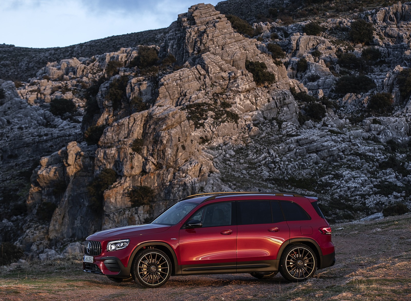 2021 Mercedes-AMG GLB 35 4MATIC (Color: Designo Patagonia Red Metallic) Side Wallpapers #50 of 95