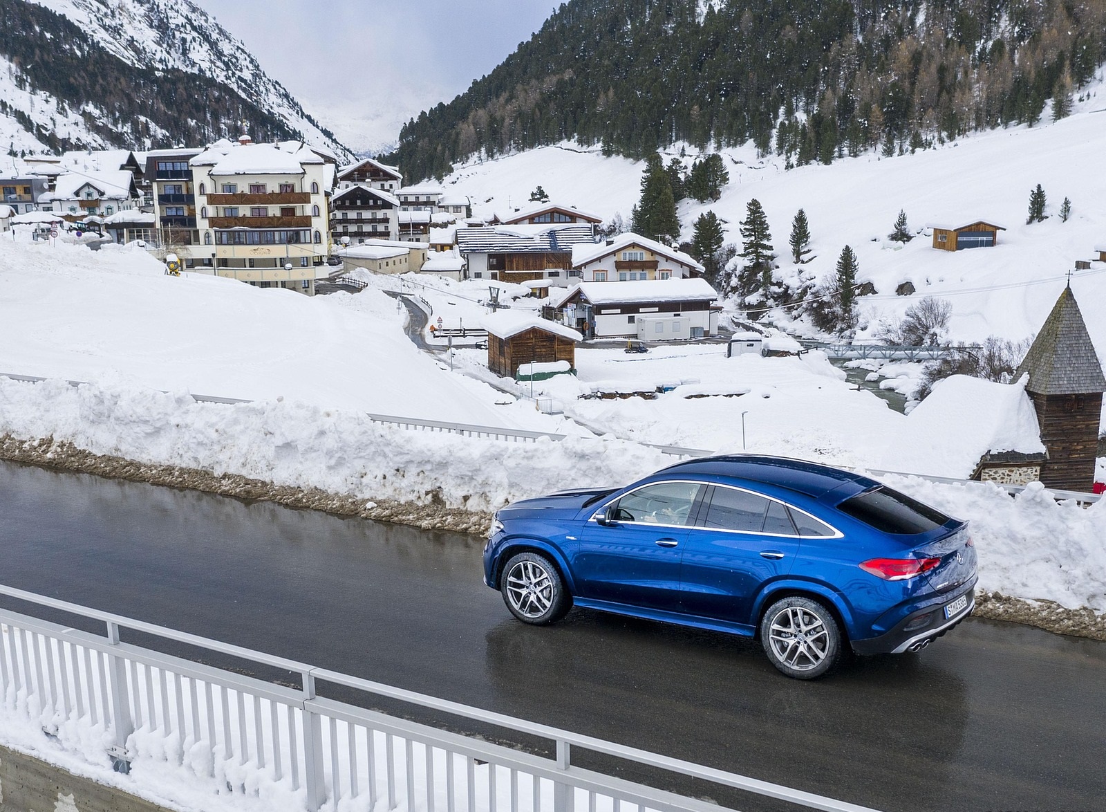 2021 Mercedes-AMG GLE 53 4MATIC Coupe (Color: Brilliant Blue Metallic) Side Wallpapers #111 of 180
