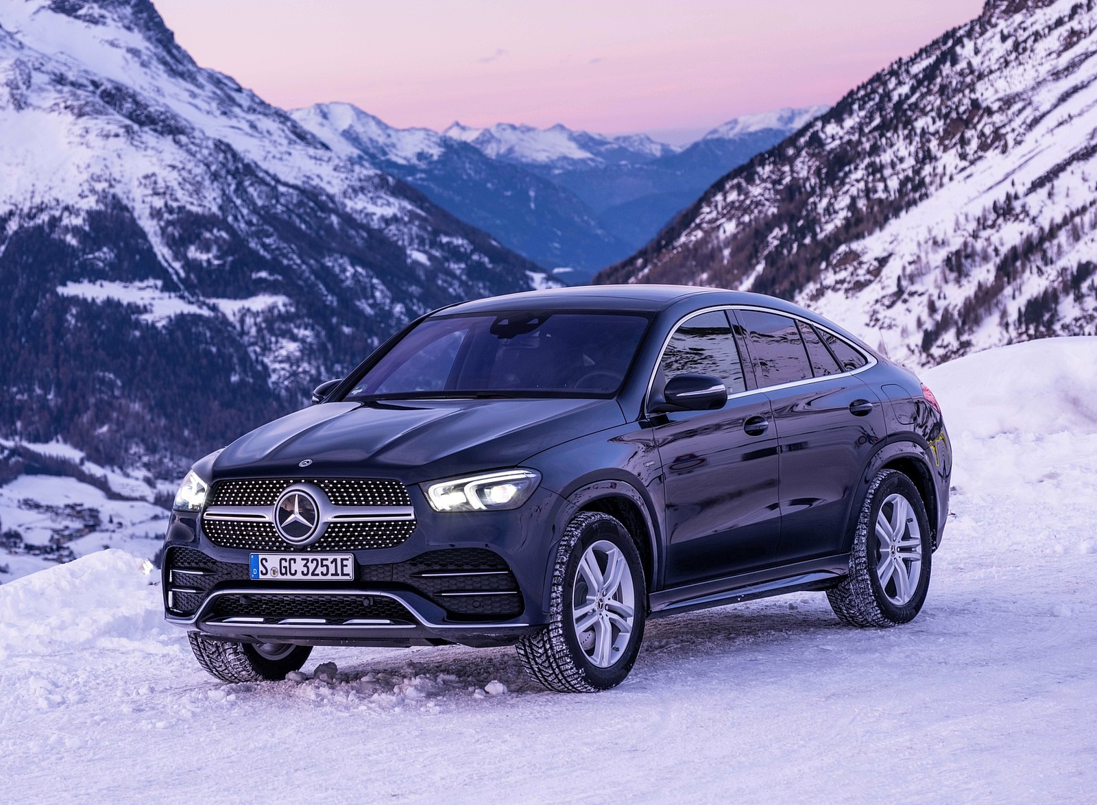 2021 Mercedes-Benz GLE Coupe 350 de 4MATIC Coupe (Color: Cavansite Blue Metallic Diesel Plug-In Hybrid) Front Three-Quarter Wallpapers (10)